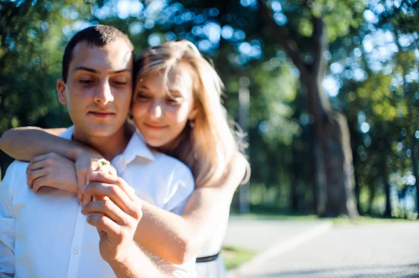 Jovem casal romântico — Fotografia de Stock