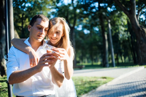 Jovem casal romântico — Fotografia de Stock