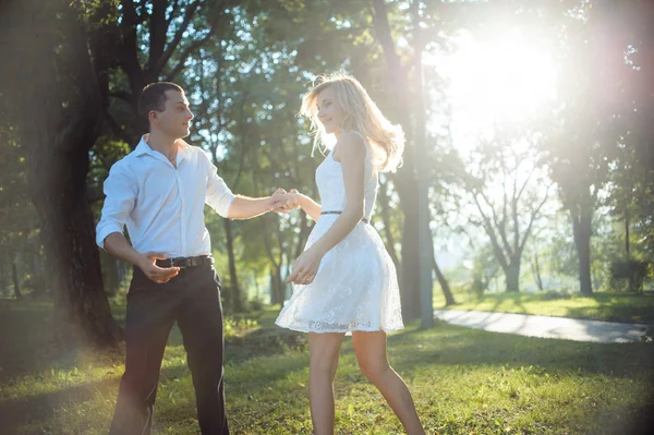 Joven pareja romántica — Foto de Stock