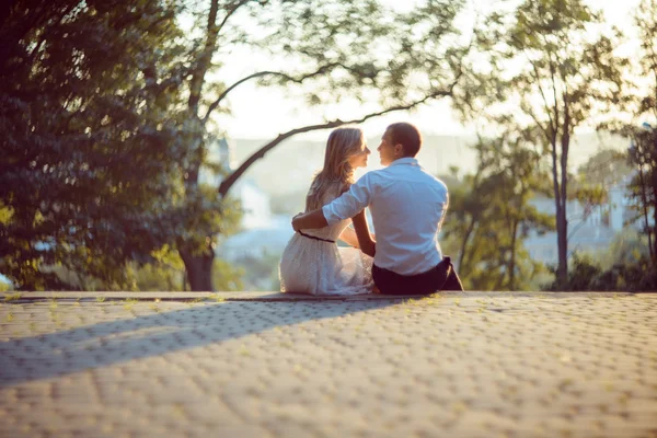 Jovem casal romântico — Fotografia de Stock