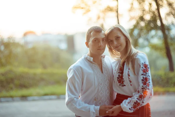 Jonge romantisch paar in Oekraïne nationale kleding — Stockfoto