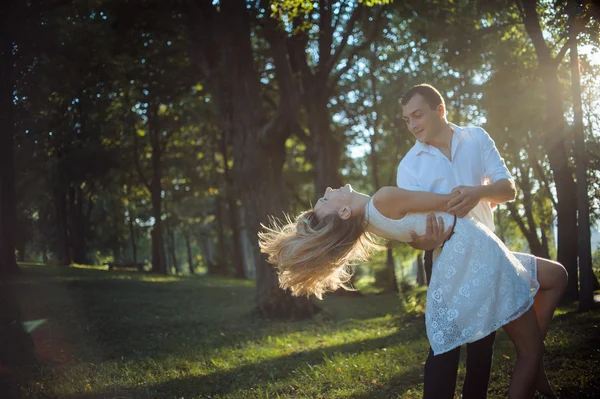 Jovem casal romântico — Fotografia de Stock