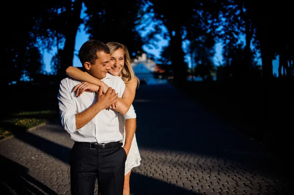 Jonge mensen omarmen — Stockfoto