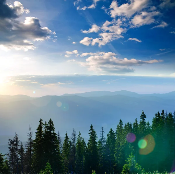 Blick auf neblige Nebelberge im Herbst — Stockfoto