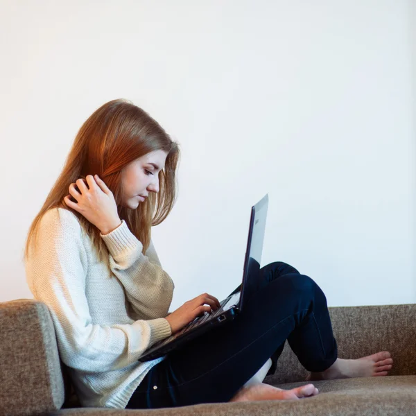 Vrouw op de bank — Stockfoto