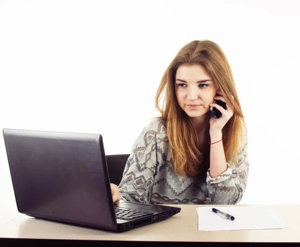 Zakelijke vrouw met notebook — Stockfoto