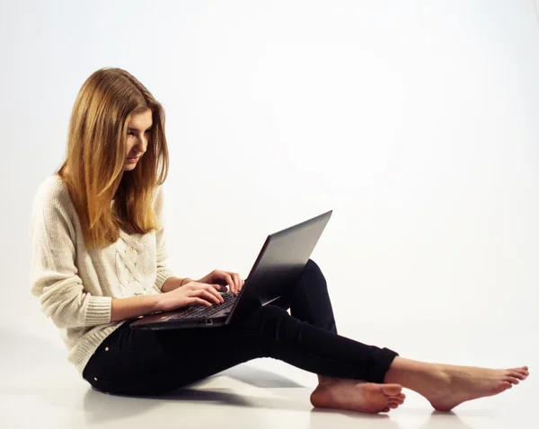 Ung flicka med bärbar dator — Stockfoto