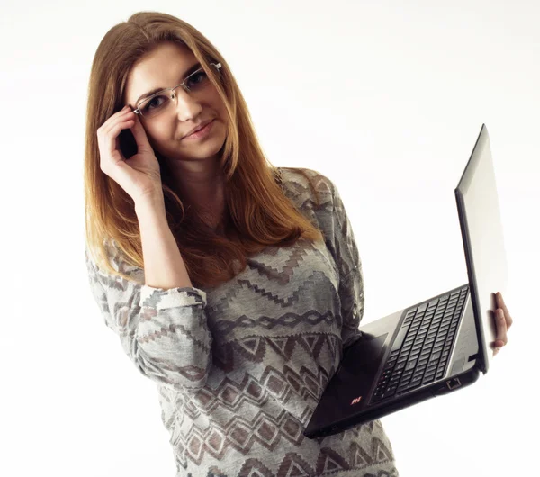 Jonge zakenvrouw met laptop — Stockfoto