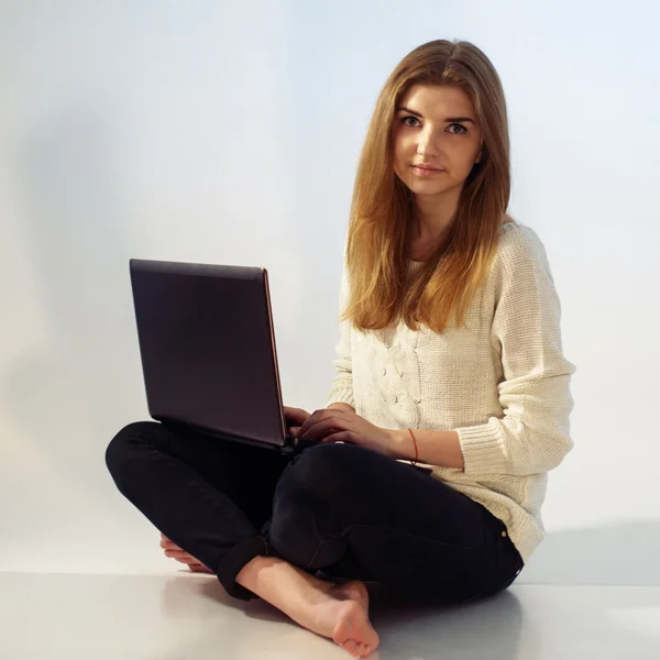 Jong meisje met laptop — Stockfoto