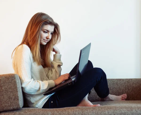 Vrouw op de bank — Stockfoto