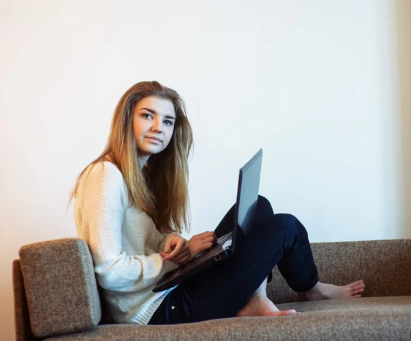 Vrouw op de bank — Stockfoto