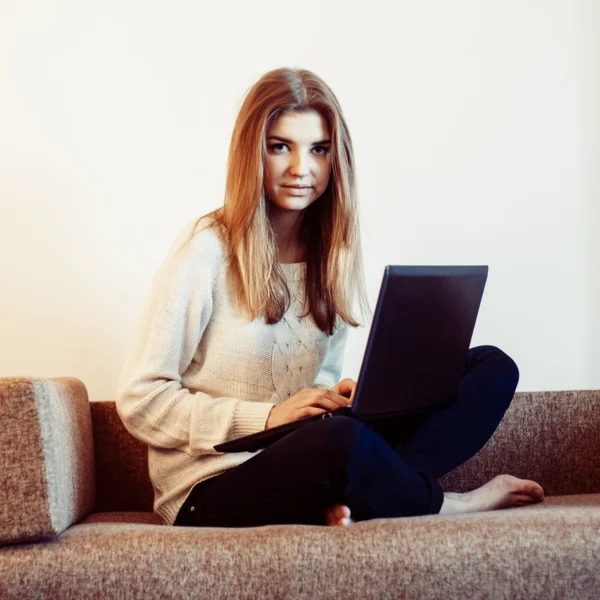 Vrouw op de bank — Stockfoto