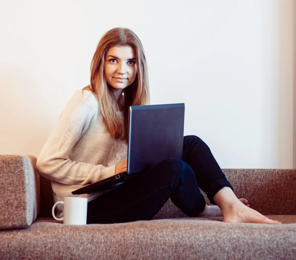 Vrouw op de bank — Stockfoto