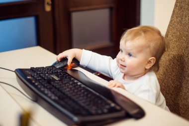 klavye ile küçük bir çocuk 