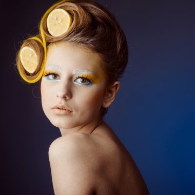 kadın saç meyve ile