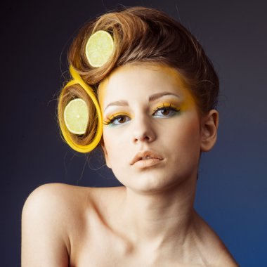 kadın saç meyve ile