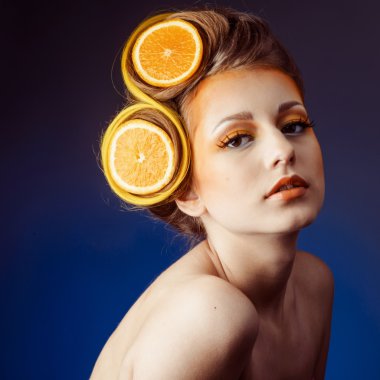 kadın saç meyve ile