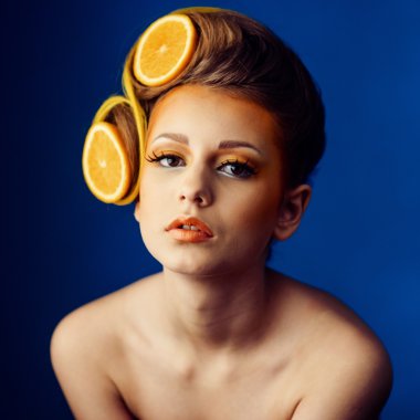 kadın saç meyve ile