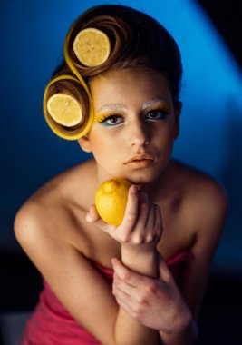 kadın saç meyve ile