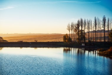 Göl kenarında sonbahar