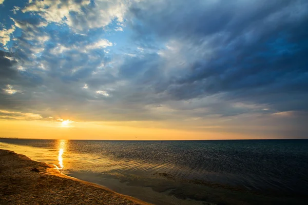 Zonsondergang boven de zee — Stockfoto