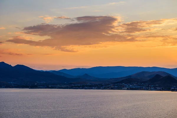 Dağların üzerinden gün doğumu — Stok fotoğraf