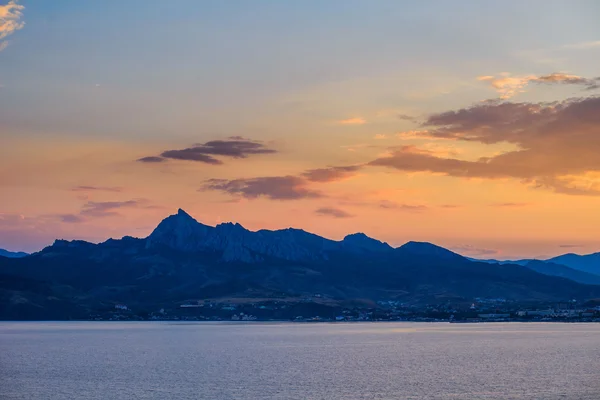 Zonsopgang over bergen — Stockfoto