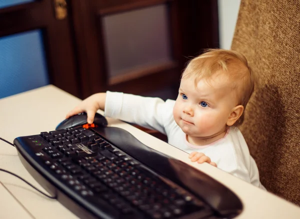 Маленький ребенок с клавиатурой — стоковое фото
