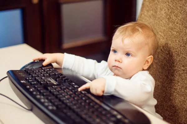 Маленький ребенок с клавиатурой — стоковое фото
