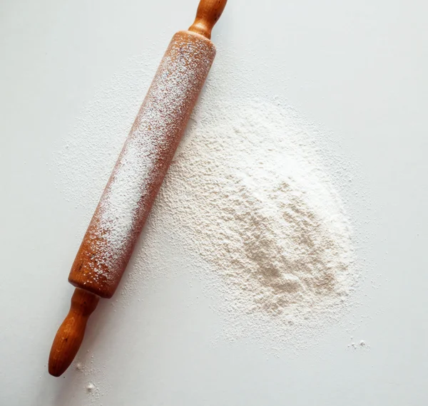Rolling pin with white wheat flour — Stock Photo, Image