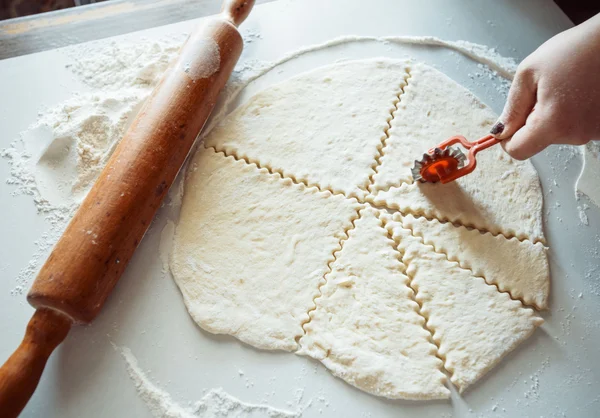 Couper la pâte avec un couteau — Photo