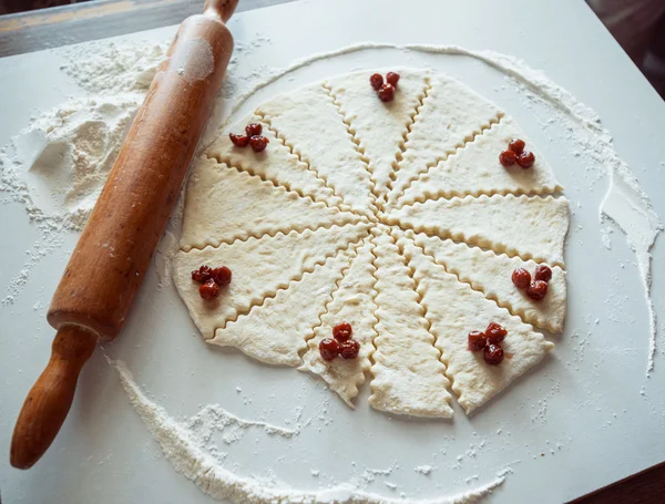 Teig mit Kirschen — Stockfoto