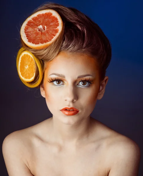 Frau mit Früchten im Haar — Stockfoto