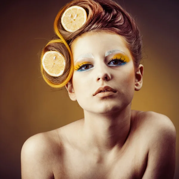 Kvinna med frukt i hår — Stockfoto