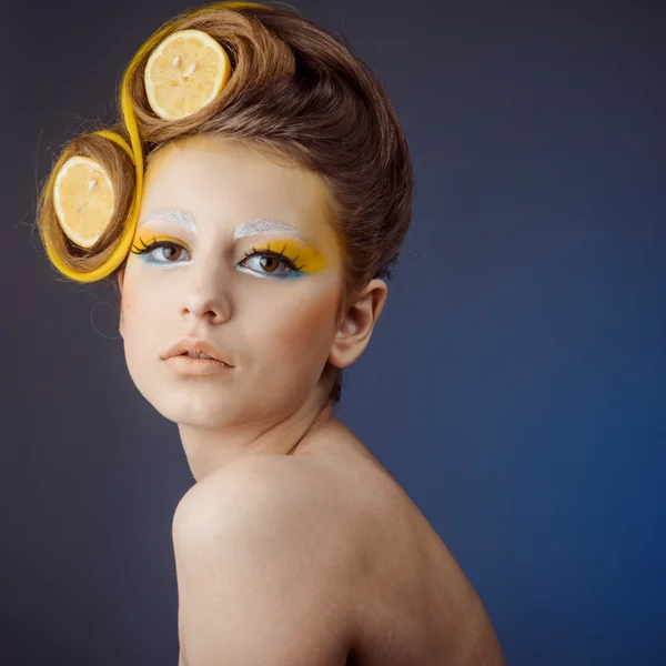 Frau mit Früchten im Haar — Stockfoto