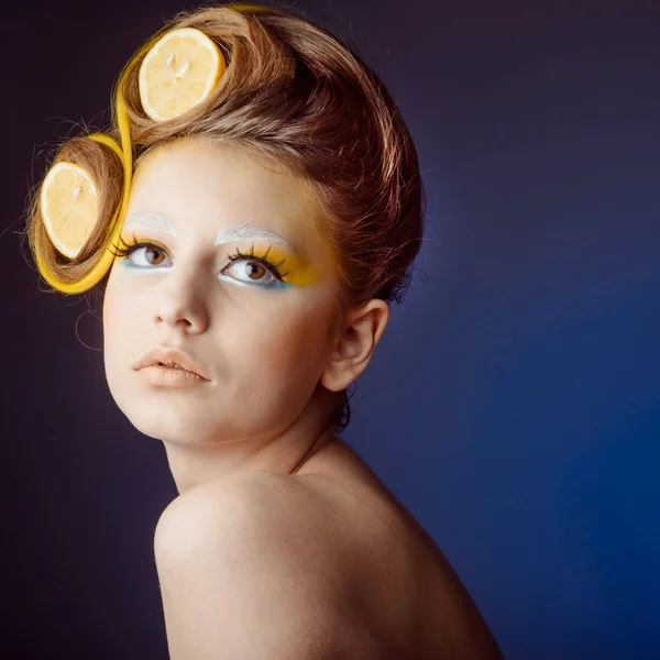 Frau mit Früchten im Haar — Stockfoto