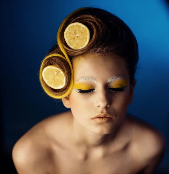 Frau mit Früchten im Haar — Stockfoto