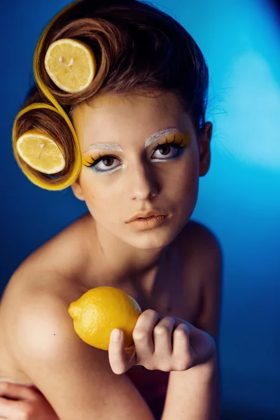 髪で果物を持つ女 — ストック写真