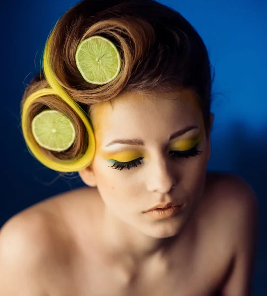 Frau mit Früchten im Haar — Stockfoto
