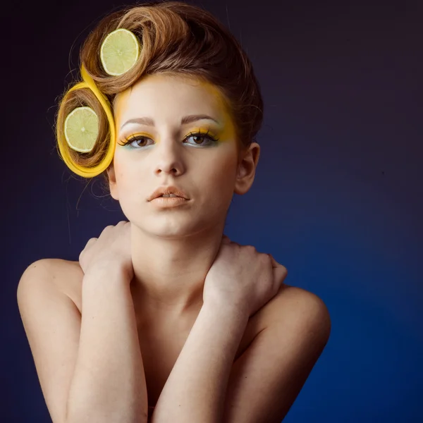 Frau mit Früchten im Haar — Stockfoto