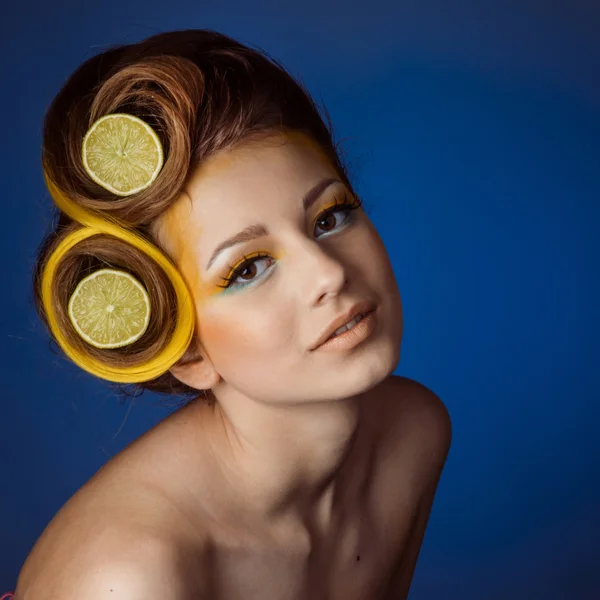 Kvinna med frukt i hår — Stockfoto