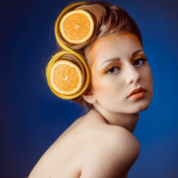 Mujer con fruta en el pelo — Foto de Stock