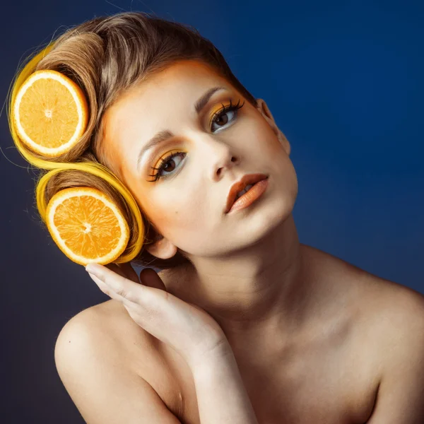 Frau mit Früchten im Haar — Stockfoto