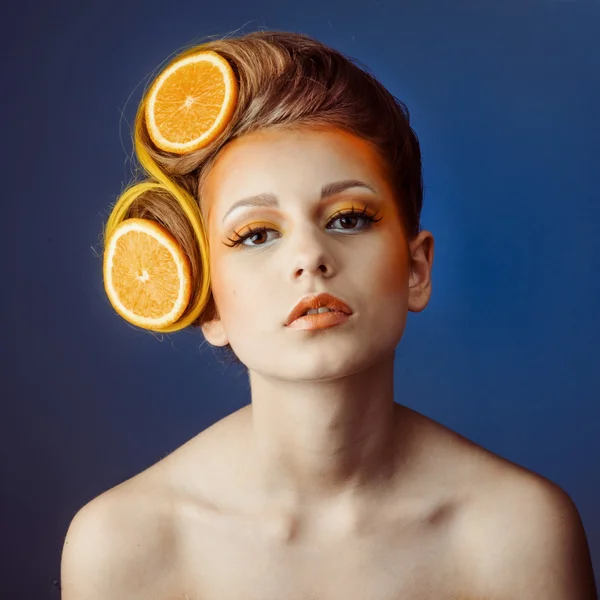 Wanita dengan buah di rambut — Stok Foto