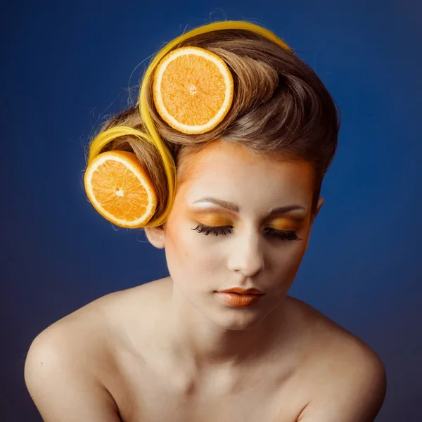Женщина с фруктами в волосах — стоковое фото