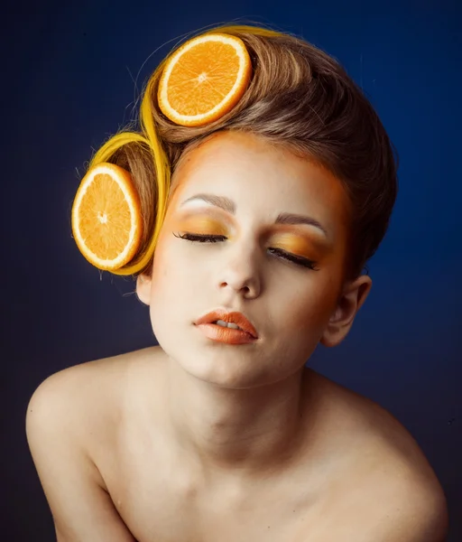 Wanita dengan buah di rambut — Stok Foto