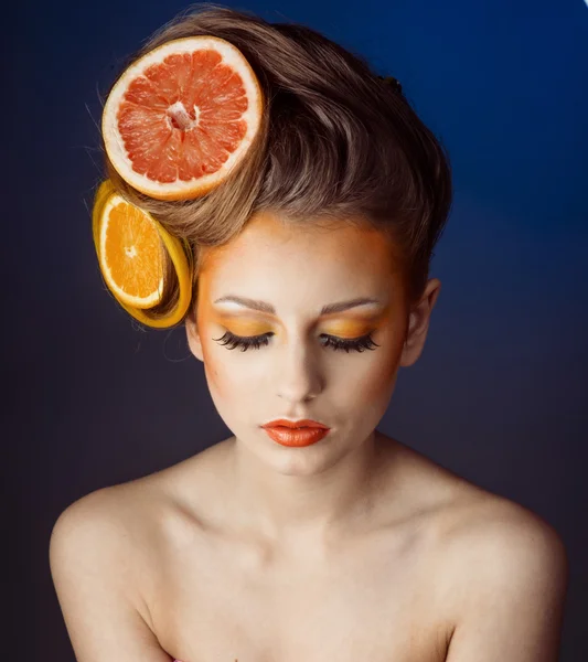 Frau mit Früchten im Haar — Stockfoto