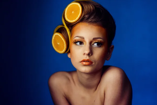 Wanita dengan buah di rambut — Stok Foto