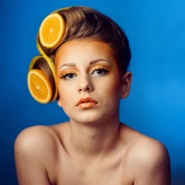 Женщина с фруктами в волосах — стоковое фото