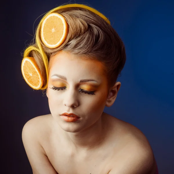 Frau mit Früchten im Haar — Stockfoto